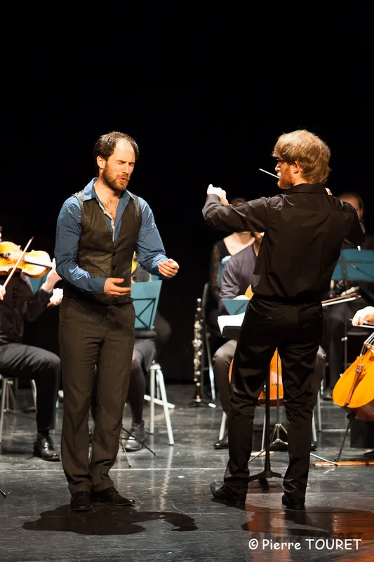Gabriel Philippot dirigeant l'orchestre